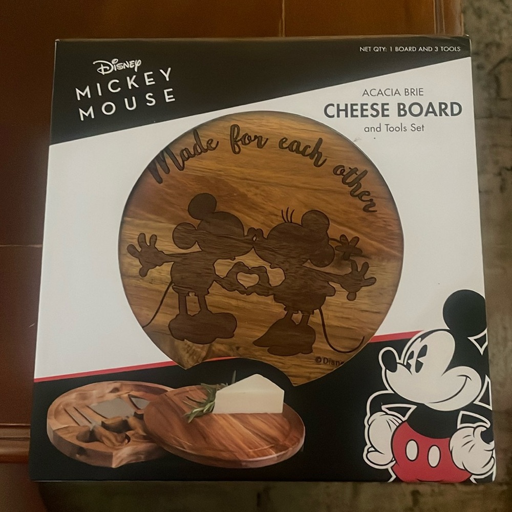 Brand new Mickey and Minnie Cheese Board and knife set